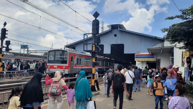 
 Pihak KAI perbolehkan makan dan minum di LRT selama Ramadhan oleh Penumpang yang ingin berbuka