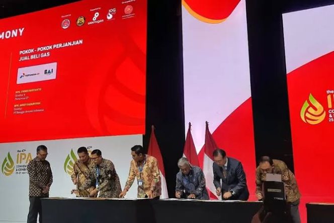 
 Penandatanganan Kontrak Bagi Hasil WK Migas Baru oleh Menteri ESDM di IPA Convex 2024