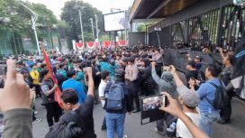 Demo Mahasiswa di Gerbang Pancasila Pintu Belakang DPR RI (Sumber : Suaraindo)