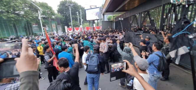 
 Demo Mahasiswa di Gerbang Pancasila Pintu Belakang DPR RI (Sumber : Suaraindo)