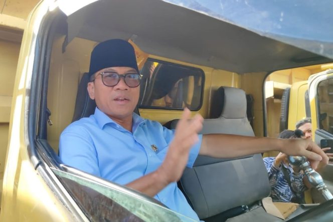 
 Menteri Yandri Serahkan 67 Alat Berat ke Warga Desa Tepian Langsat