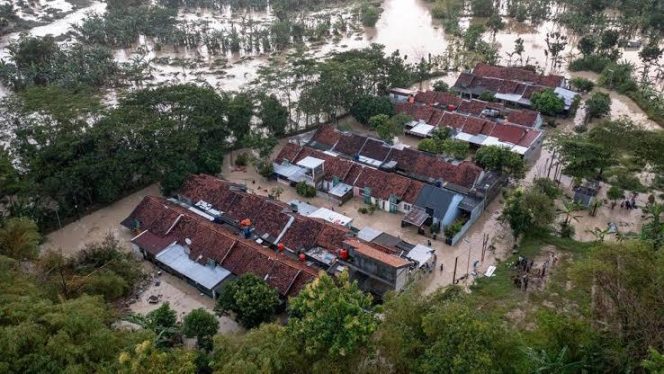 
 Banjir Bandang Wilah Jateng, Puluhan Desa Lumpuh Total